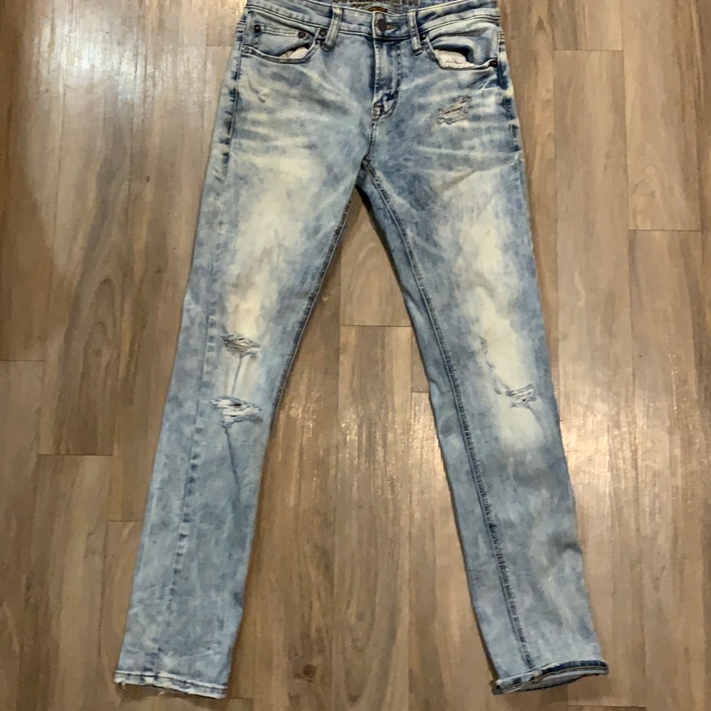 American Eagle light washed skinny jeans. Sz 29x32